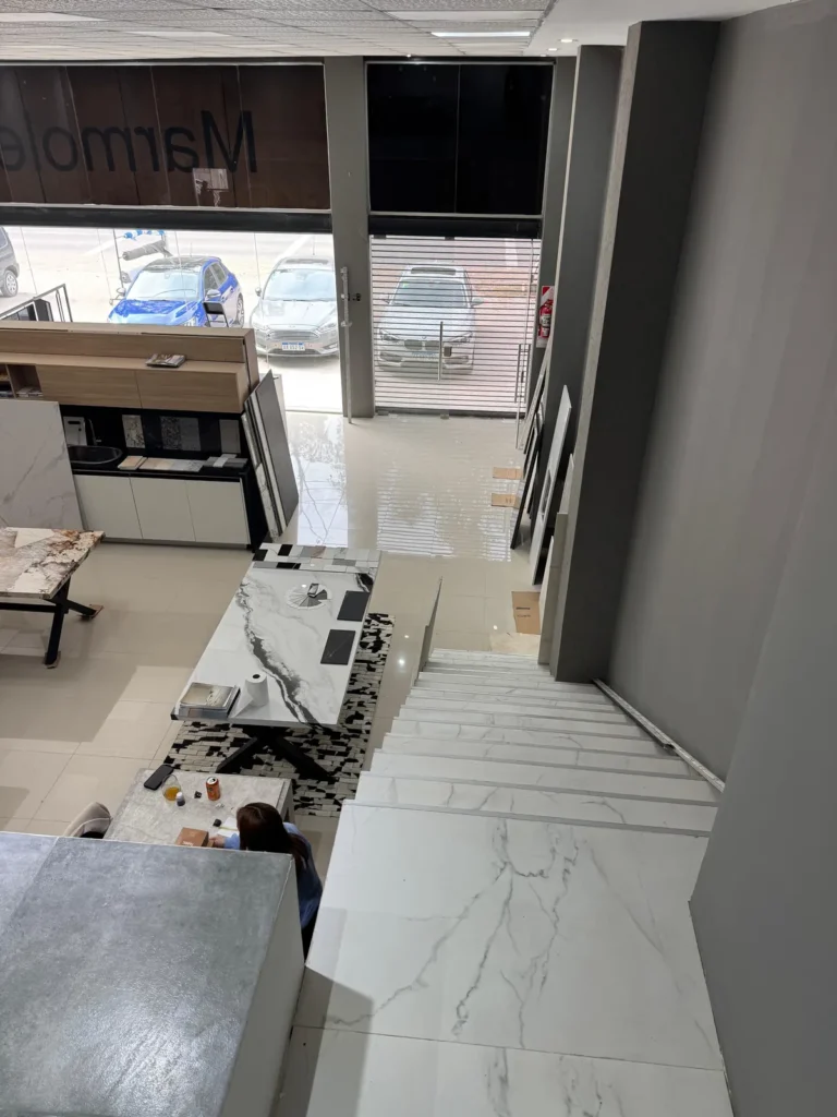 Showroom de Alta Stone: vidriera y escalera de mármol