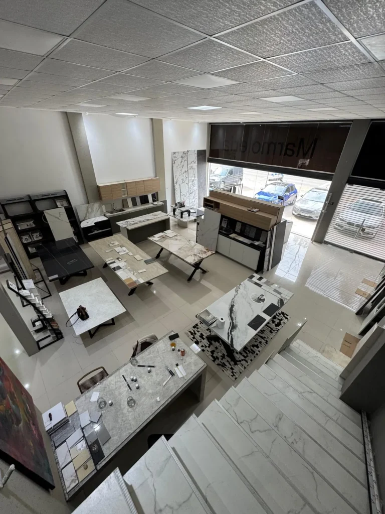 Showroom de Alta Stone: vista general con mesadas y muestras